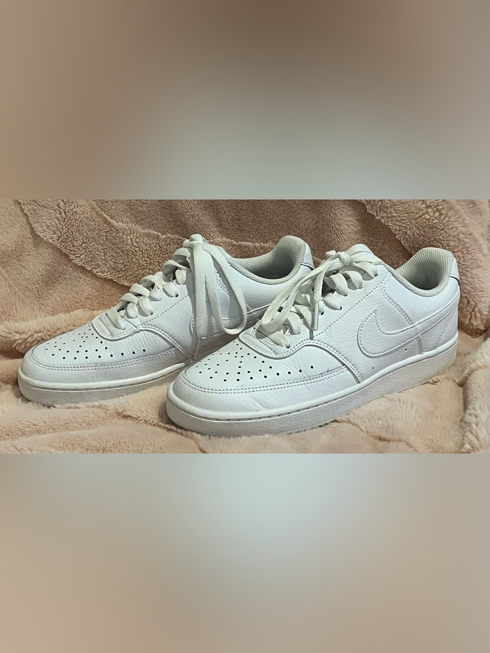 Women’s White Athletic Nike Sneakers - Classic Lace-Up size 8
